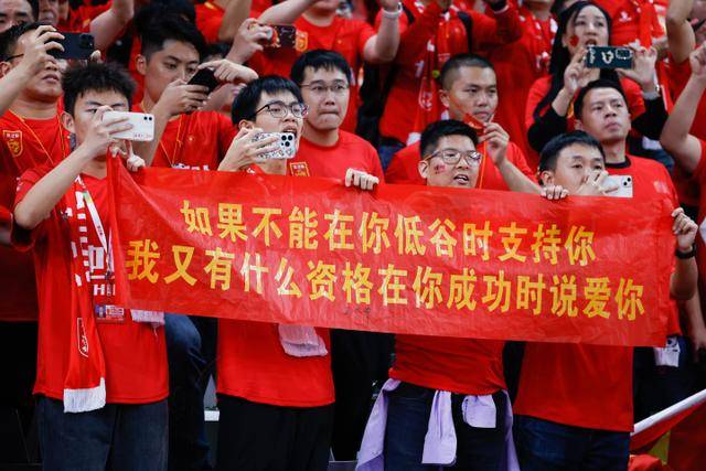 王菲携李嫣现身窦靖童演出，劝观众少拍多看